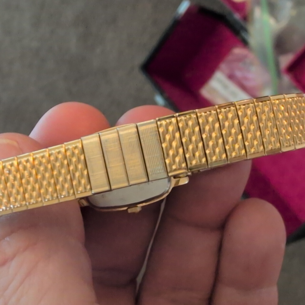 Seiko Gold Rectangular Quartz Watch Vintage Looks Almost New Works Great 8" - Picture 4 of 11